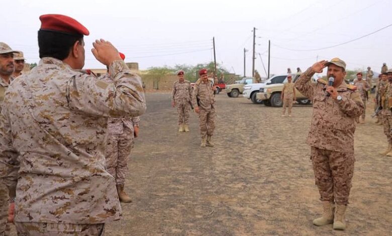 وزير الدفاع يطلع على الجاهزية القتالية في المنطقة العسكرية الثالثة