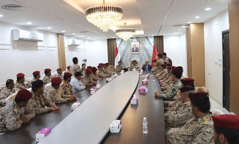 وزير الدفاع يعقد اجتماعاً موسعاً بقيادة المنطقة العسكرية الخامسة
