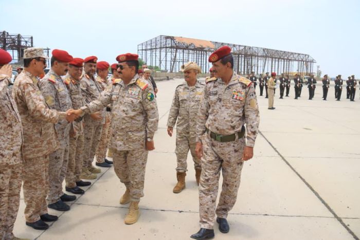 وزير الدفاع يعود إلى عدن بعد جولة ميدانية أكد خلالها توحيد الصفوف وتصويب البندقية نحو مليشيا الحوثي