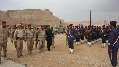 وزير الدفاع يناقش مع محافظ حضرموت الاوضاع الامنية و يتفقد جاهزية المنطقة العسكرية الأولى