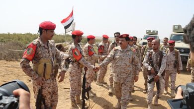 وزير الدفاع ينفذ زيارة ميدانية تفقدية لجبهات المنطقة العسكرية الخامسة