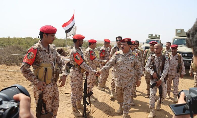 وزير الدفاع ينفذ زيارة ميدانية تفقدية لجبهات المنطقة العسكرية الخامسة