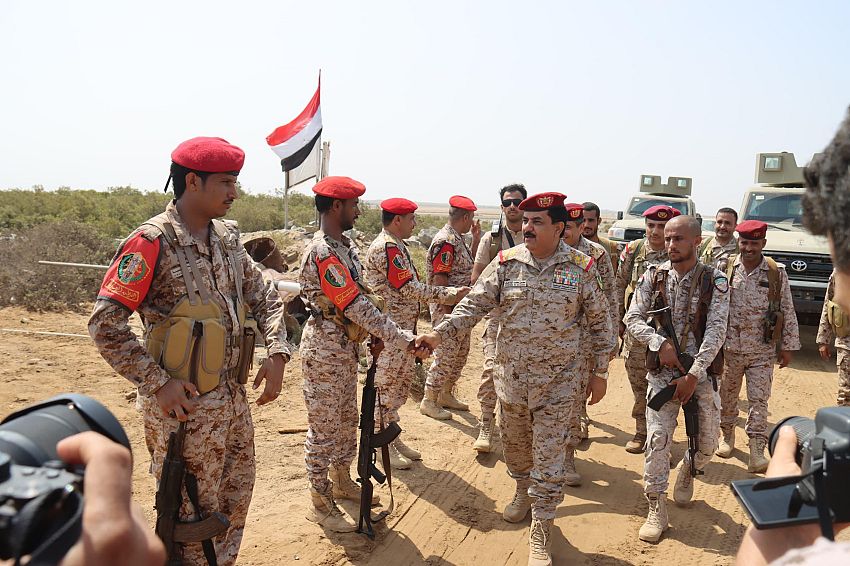 وزير الدفاع ينفذ زيارة ميدانية تفقدية لجبهات المنطقة العسكرية الخامسة