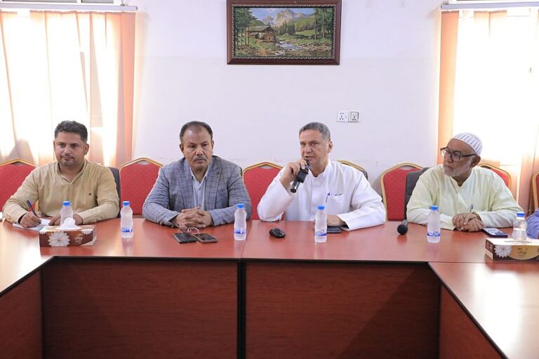 وكيل حضرموت يعقد اجتماعاً موسعاً لضبط سوق الصرف والحد من التلاعب بأسعار العملات