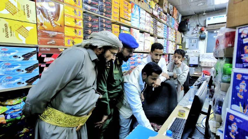 وكيل مأرب ينفذ نزولاً ميدانياً للتفتيش السعري على الموردين وتجار الجملة