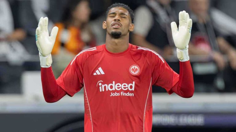 على طريقة كريستيانو رونالدو.. الفريان يلبس إنزاغي البشت العربي (فيديو)