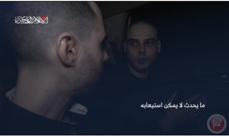 القسام تنشر مشاهد لأسيرين خلال جولة ميدانية في غزة