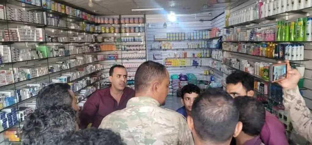 اخبار-اليمن-الان-|-”حملة-مفاجئة-تزلزل-سوق-الجبارة-بالضالع.-ضبط-مخالفات-خطيرة-في-صيدليات-ومطاعم-الضالع!”