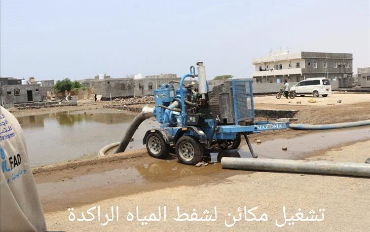 السلطة المحلية في  البريقة.. خلية نحل لانتشال وضع المدينة المأساوي من جراء تدفق مياه السيول.