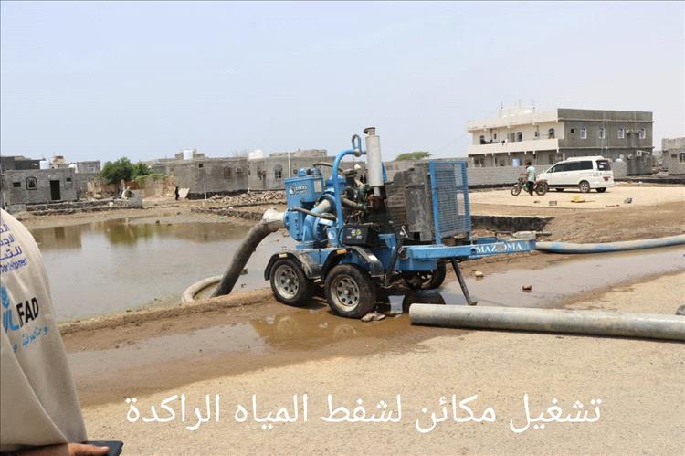 السلطة المحلية في البريقة.. خلية نحل لانتشال وضع المدينة المأساوي من جراء تدفق مياه السيول.