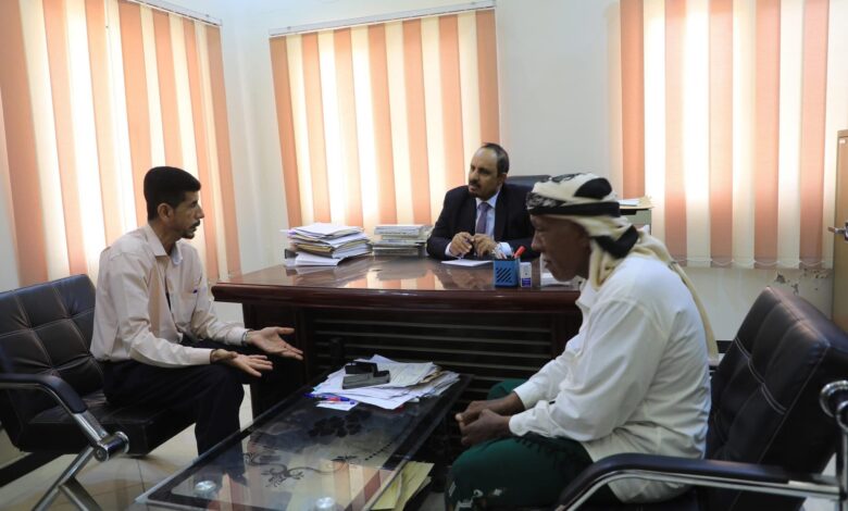اخبار-حضرموت-|-محافظ-حضرموت-يطلع-على-سير-العمل-بمكتب-الشؤون-القانونية-ويتفقد-أوضاع-موظفيه