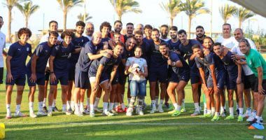المصري يستقبل طفلاً من ذوي الهمم على هامش الاستعداد  للزمالك.. صور