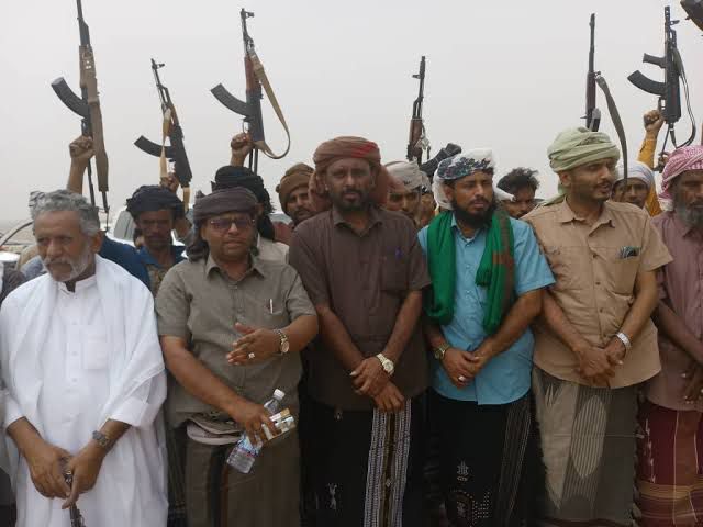 اخبار-حضرموت-|-#افتتاحية-#حضرموت21…-حلف-الهضبة-ونقاط-الجباية.-حين-تتحول-الفوضى-إلى-مشروع