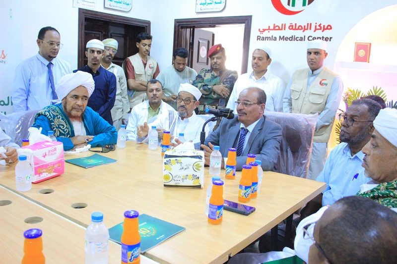 اخبار-حضرموت-|-الوكيل-التميمي-والعلامة-الحبيب-عمر-بن-حفيظ-يفتتحان-مشروع-مركز-الرملة-الطبي-بتريم،-ويدشنان-القافلة-الطبية-المصاحبة-للافتتاح