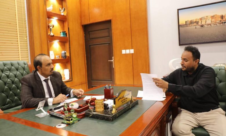 اخبار-حضرموت-|-محافظ-#حضرموت-يطلع-على-#المشاريع-المعتمدة-لصيانة-الطرق-بالمحافظة