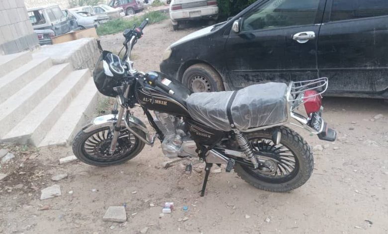 اخبار-حضرموت-|-سيئون…-إدارة-البحث-الجنائي-بوادي-حضرموت-تضبط-متهماً-بسرقة-دراجة-نارية-بقوة-السلاح