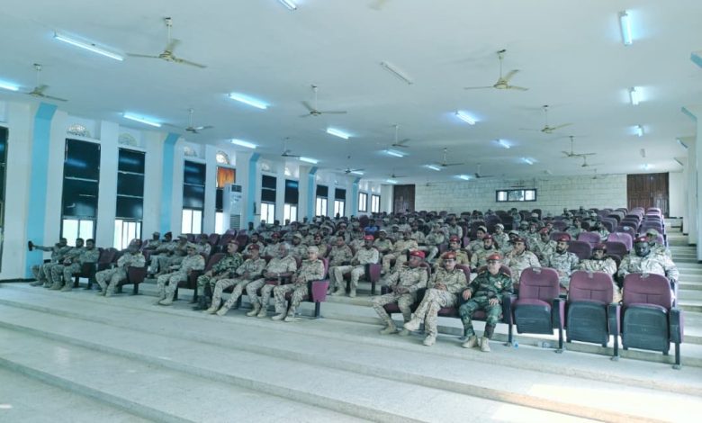 اخبار-حضرموت-|-شُعبة-التوجية-المعنوي-بالمنطقة-العسكرية-الثانية-تنظم-محاضرة-عن-تحييد-المؤسسة-العسكرية-بمقر-قيادة-المنطقة-في-المكلا