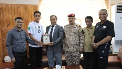 اخبار-حضرموت-|-الوكيل-العامري-يكرم-مساعد-مدرب-ولاعب-المنتخب-اليمني-للشباب-شهيم-النوبي-ومحمد-الهندي-تقديراً-لإنجازهما-الخليجي