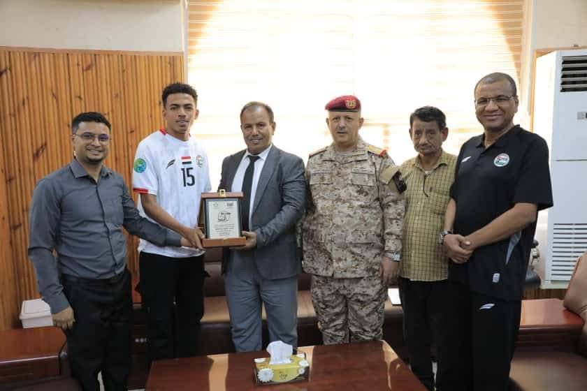 اخبار-حضرموت-|-الوكيل-العامري-يكرم-مساعد-مدرب-ولاعب-المنتخب-اليمني-للشباب-شهيم-النوبي-ومحمد-الهندي-تقديراً-لإنجازهما-الخليجي