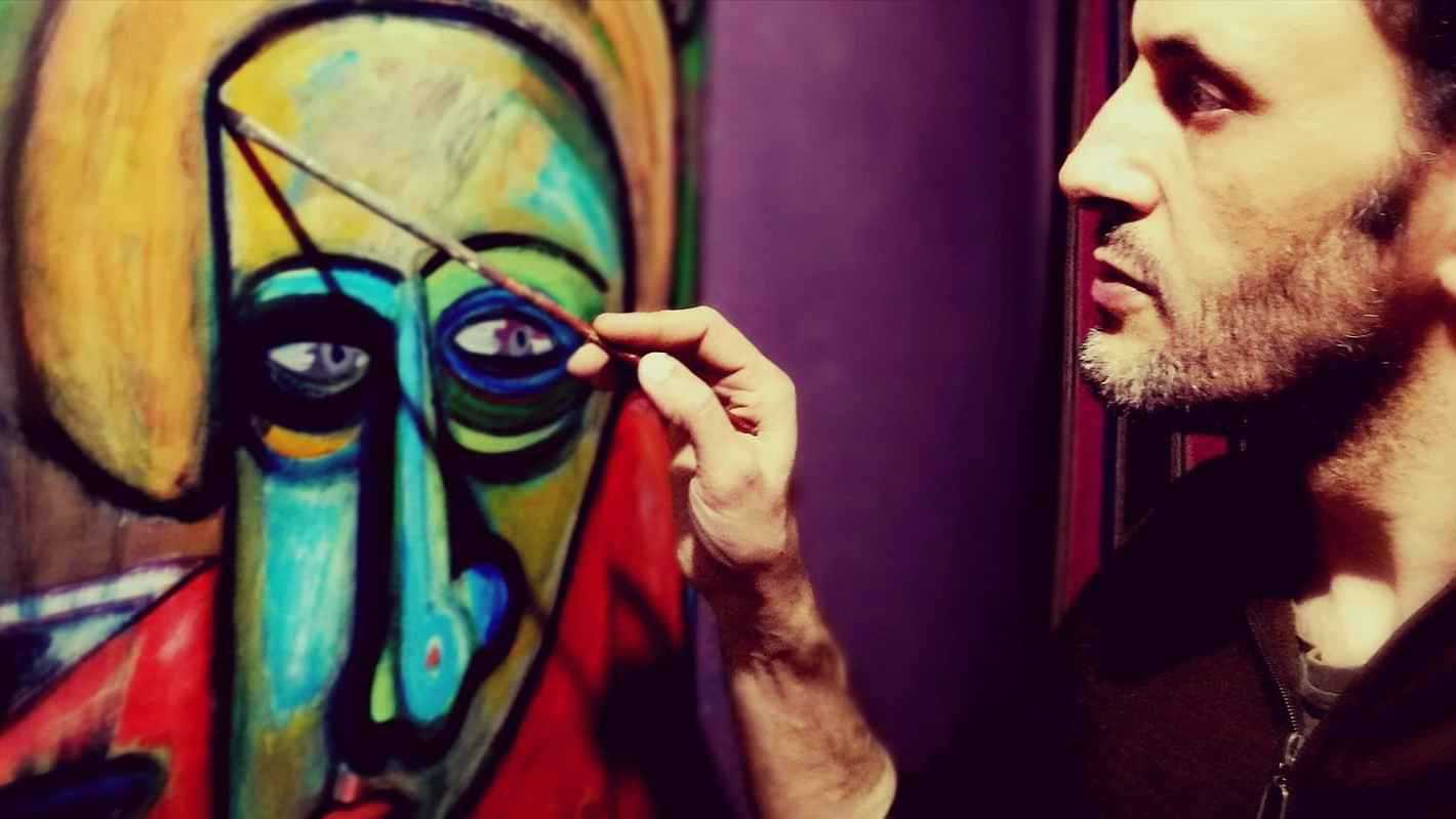 اعتقال خاطئ يمنع أبًا من حضور ولادة ابنته
