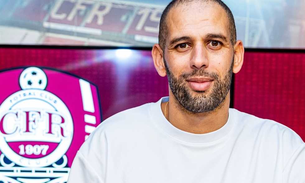 الهداف التاريخي لمنتخب الجزائر.. كلوج الروماني يعلن ضم سليماني