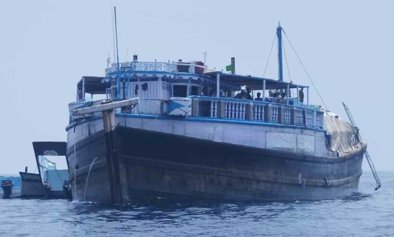 يدخل في صناعة المتفجرات.. اليمن يصادر شحنة ضخمة من سماد "اليوريا" (صور)