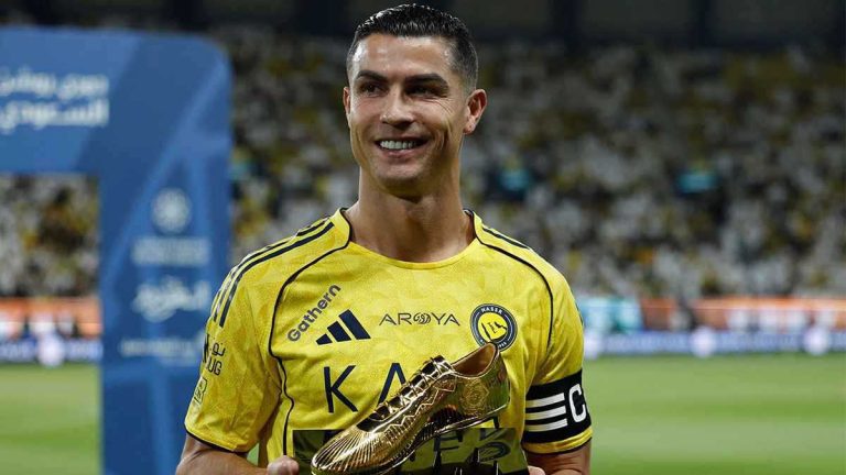 رابطة الدوري الإنجليزي تهدد جماهير ليفربول بعقوبة بعد إساءات عنصرية لنجم بورنموث