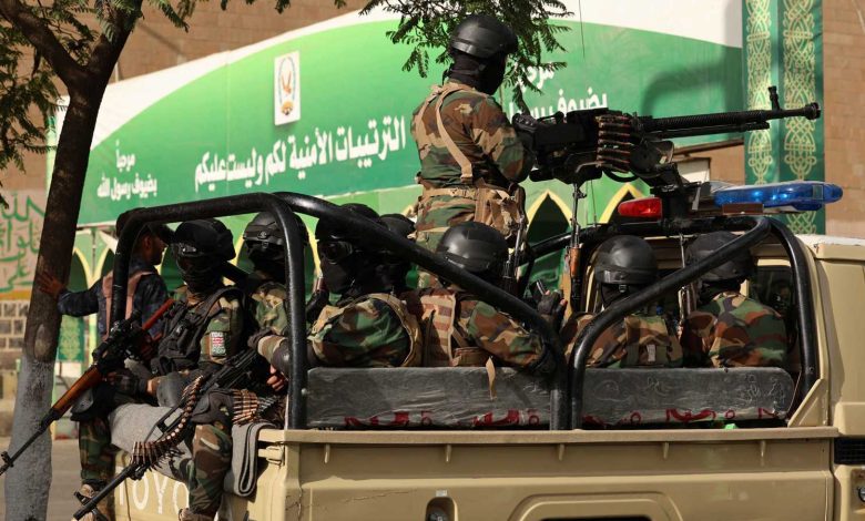 الحوثيون يُخضعون يحيى الراعي لرقابة أمنية مشددة.. فمن هو؟