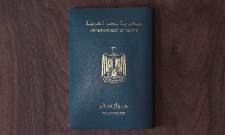 حقيقة إحراج أحمد عبد العزيز لمعجب حاول مصافحته