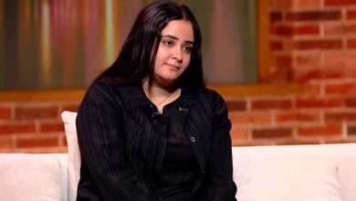 مشهد يحبس الأنفاس.. طفلة تتعلق بحافة شرفة منزلها في مصر (فيديو)