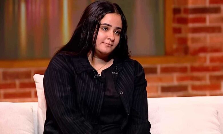 مشهد يحبس الأنفاس.. طفلة تتعلق بحافة شرفة منزلها في مصر (فيديو)