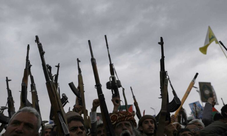 اليمن يطالب بتحقيق أممي في "تهريب قيادات الحوثيين" عبر رحلات جوية