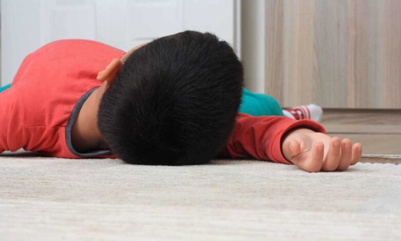 إخطبوط يلتصق بذراع طفل ويرفض الإفلات (فيديو)