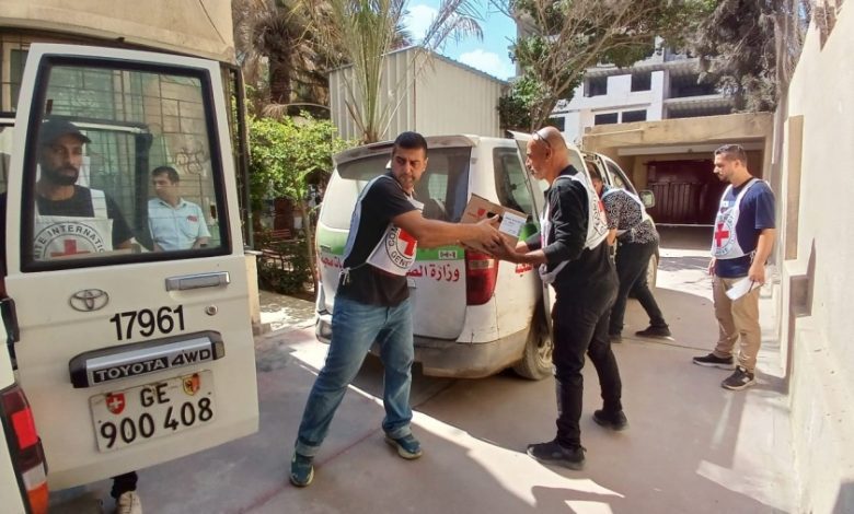 الصليب الأحمر يسلم شحنة طبية لمشفى الشفاء