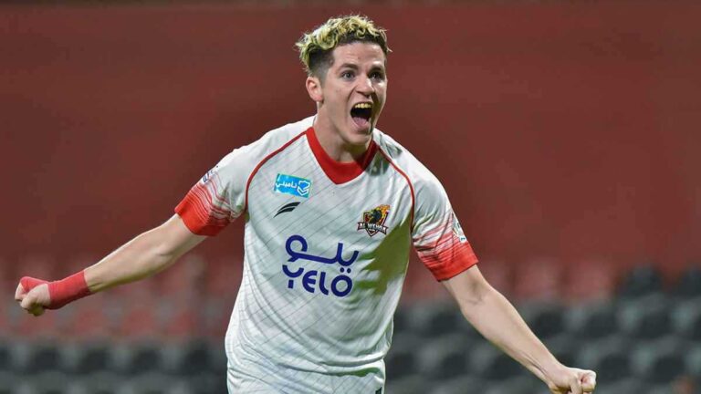 حبيبته الجديدة.. مَن نيكي نيكول صاحبة القبلة الشهيرة على وجه يامال؟