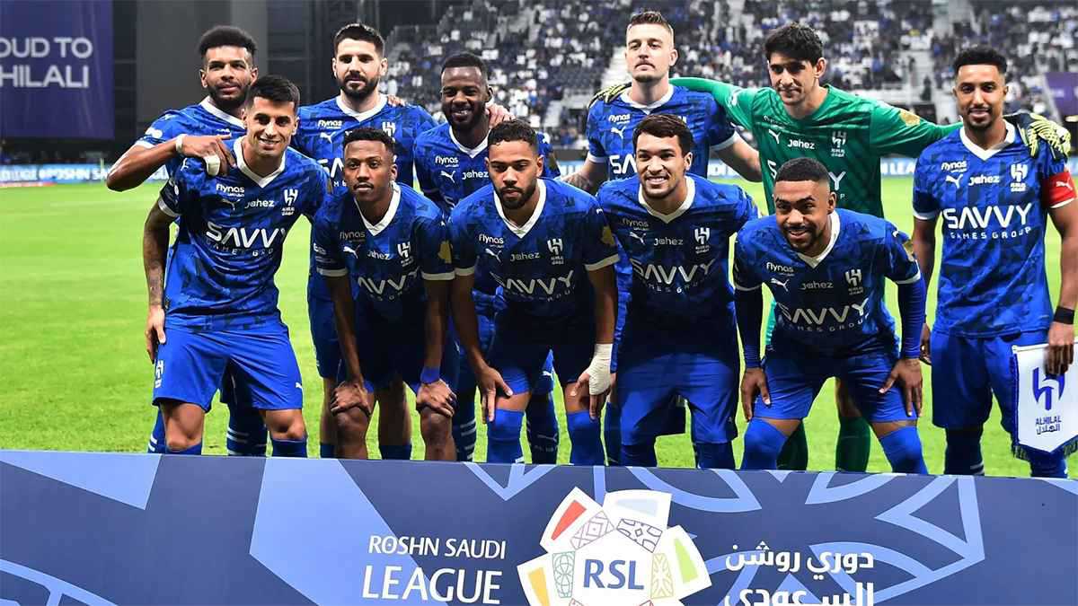 غرفة ملابس مشتعلة وأحداث ساخنة.. أزمات تهدد موسم برشلونة