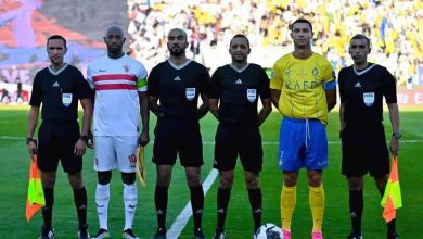 ابنة أسطورة مانشستر يونايتد تصدمه بقميص آرسنال (صور)