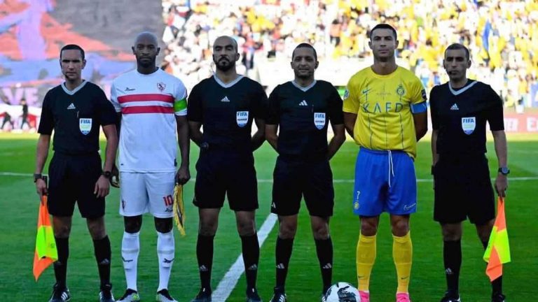 ابنة أسطورة مانشستر يونايتد تصدمه بقميص آرسنال (صور)