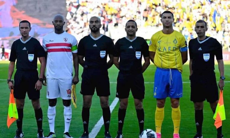 ابنة أسطورة مانشستر يونايتد تصدمه بقميص آرسنال (صور)