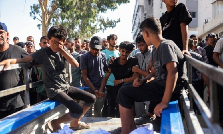 شهداء ومصابون في قصف الاحتلال منزلا وخياما للنازحين في قطاع غزة