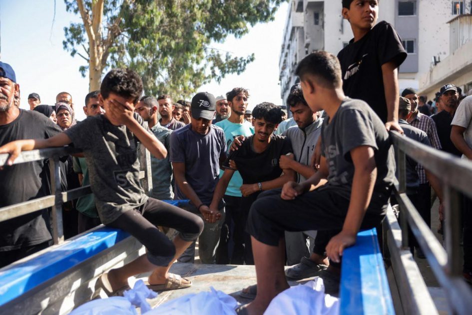 شهداء ومصابون في قصف الاحتلال منزلا وخياما للنازحين في قطاع غزة