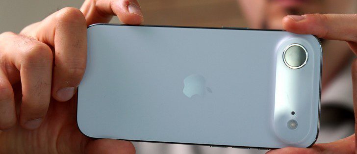 iPhone Air يبهر بصلابته ويكاد يضاهي iPhone 17 Pro