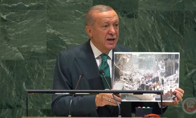 اردوغان حاملا صور اطفال غزة:"الشعب الفلسطيني لايقتل بالاسلحة فقط بل بالتجويع ايضا"