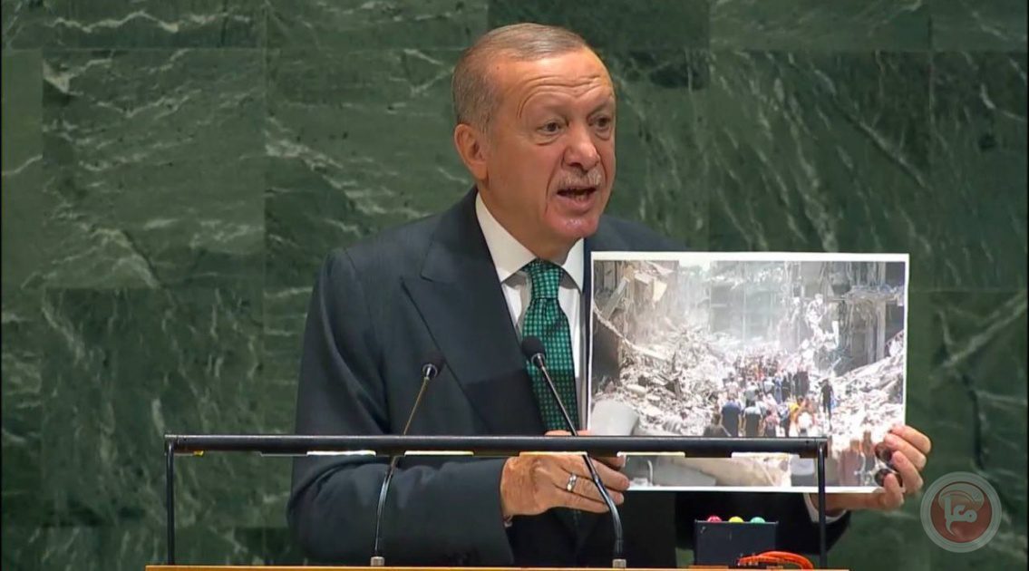 اردوغان حاملا صور اطفال غزة:"الشعب الفلسطيني لايقتل بالاسلحة فقط بل بالتجويع ايضا"