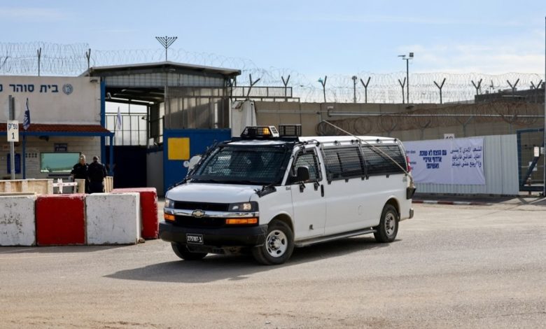 الاحتلال يفرج عن 16 اسيرا من قطاع غزة