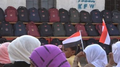 إنسانية المقاومة توزع الحقائب المدرسية في ذو باب والمندب غرب تعز