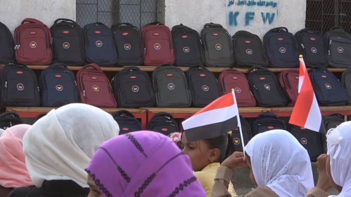 إنسانية المقاومة توزع الحقائب المدرسية في ذو باب والمندب غرب تعز