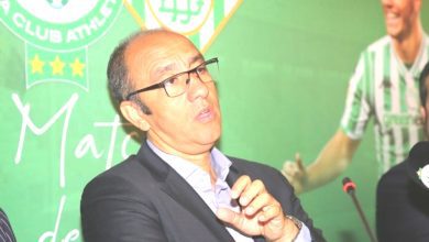 جواد الزيات رئيس فريق الرجاء الرياضي يعقد اجتماعا مفاجئ مع لاعبي الفريق