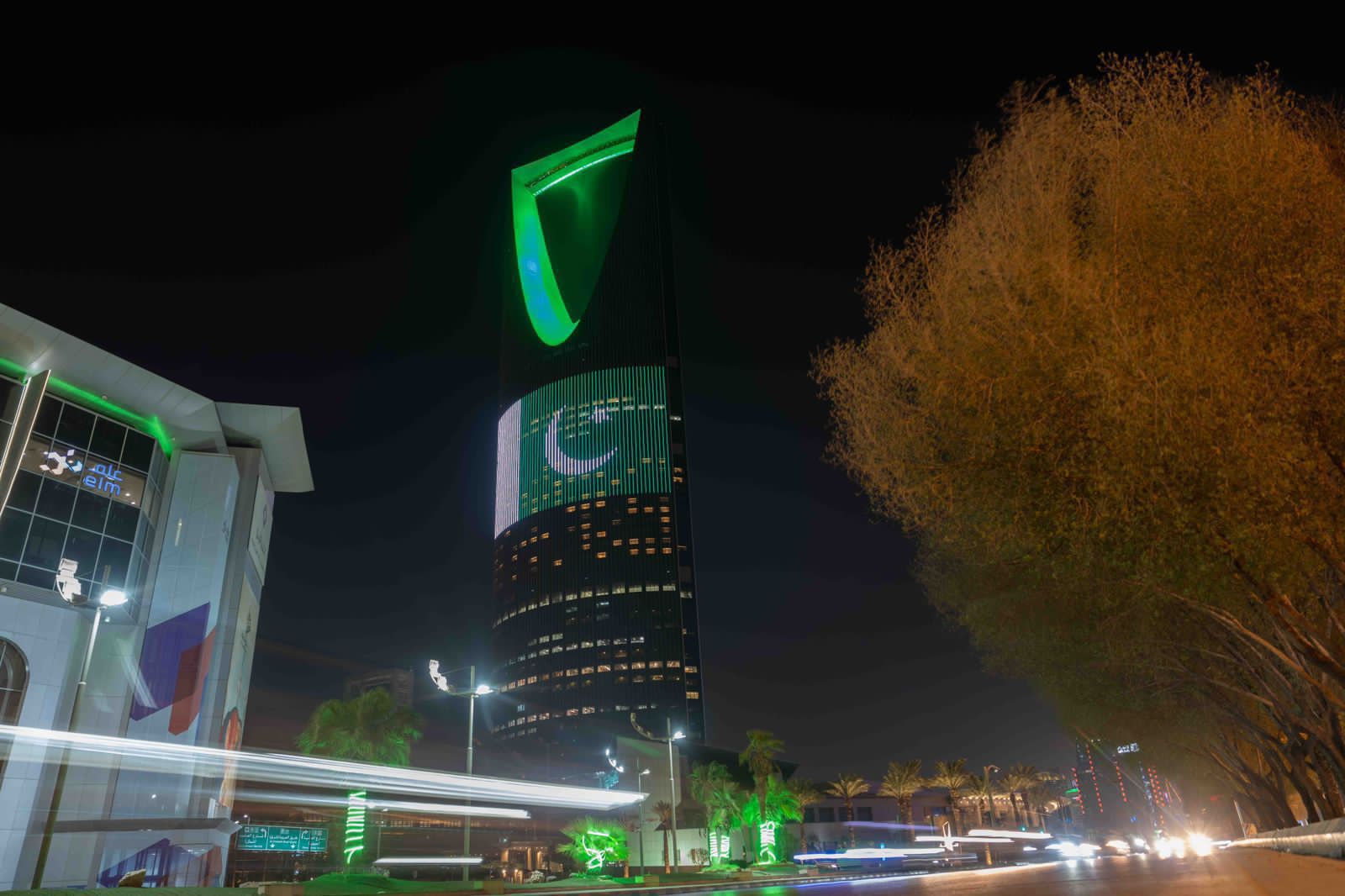 أبراج مدن المملكة تتوشح بعلمي السعودية وباكستان احتفاءً بـ"اتفاقية الدفاع المشترك"