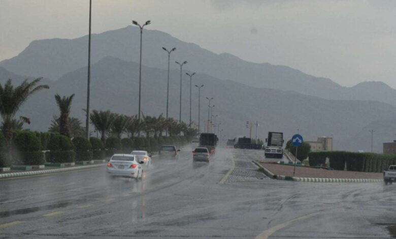 أمطار رعدية تؤدي إلى جريان السيول على 4 مناطق